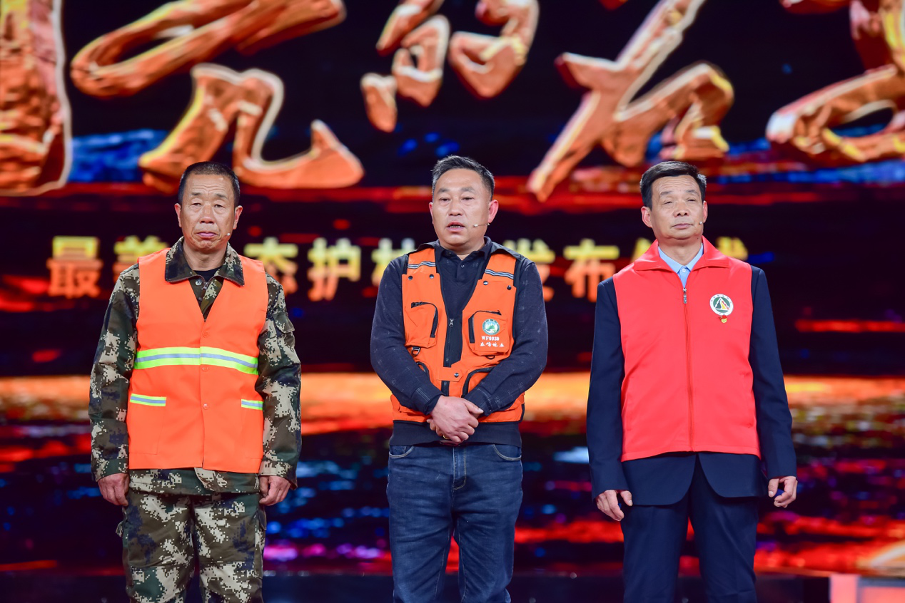 图左起:甘肃省武威市天祝藏族自治县安远镇柳树沟村生态护林员 朱生玉
