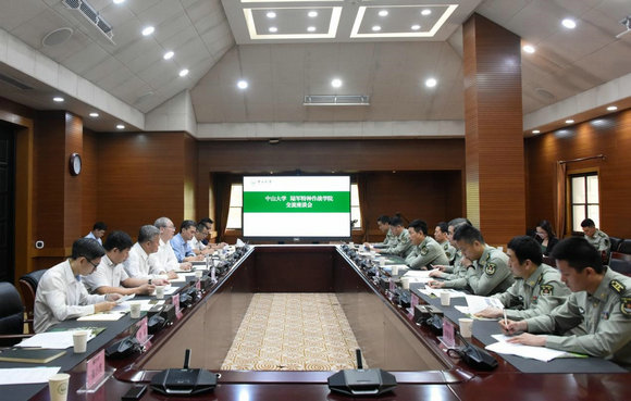 座谈会现场(严瑾摄)  会上,黄新炳院长介绍了陆军特种作战学院的发展