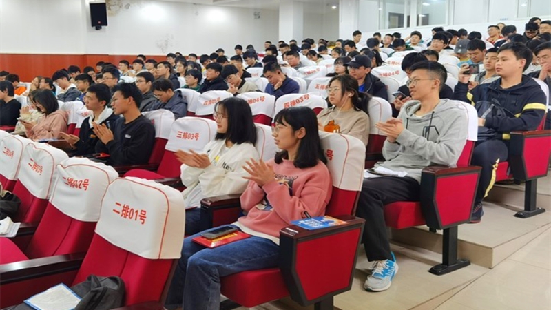 大数据与软件学院本科2020级召开晨曦表彰暨新学期年级大会