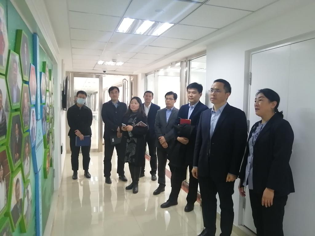 北京外国语大学校长一行到语言资源高精尖创新中心参观调研