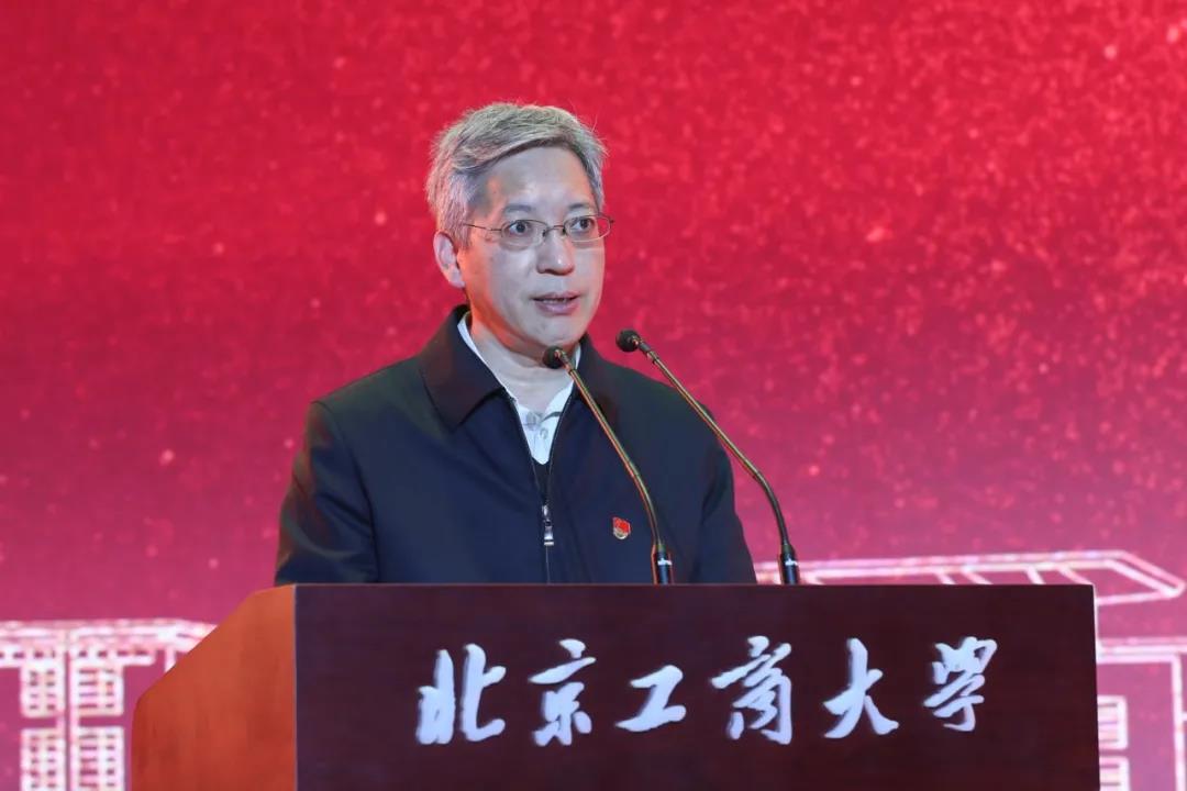 校党委书记黄先开,副书记王伟,李中奇出席活动.