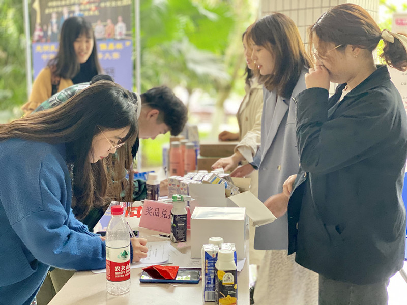 光明乳业第三届“儒易杯”中华文化国际翻译大赛重庆大学校园推广活动顺利结束
