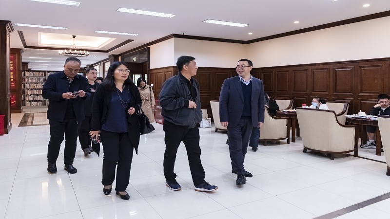 河北工业大学和重庆理工大学图书馆同行来我校图书馆参观交流