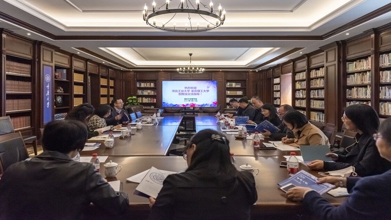 河北工业大学和重庆理工大学图书馆同行来我校图书馆参观交流