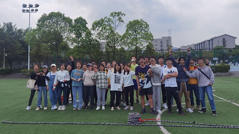 经管学院举办2020级趣味拔河比赛