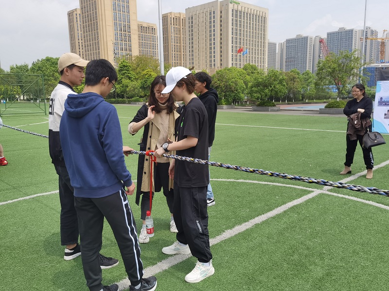 经管学院举办2020级趣味拔河比赛