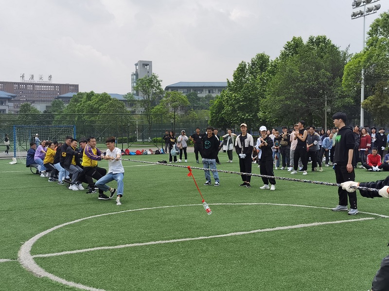 经管学院举办2020级趣味拔河比赛