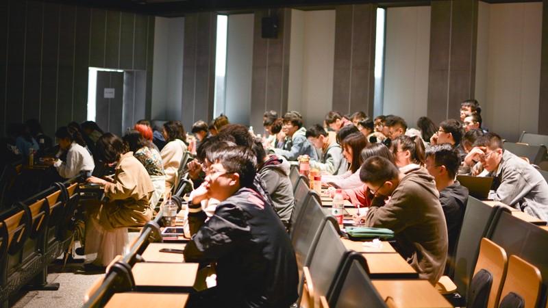 重庆大学研究生第五届学术活动月之《空间形态原型的前沿案例探讨》讲座顺利开展