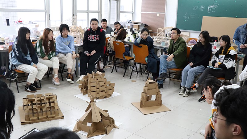 重庆大学第八届“建造季”中期评审顺利举行