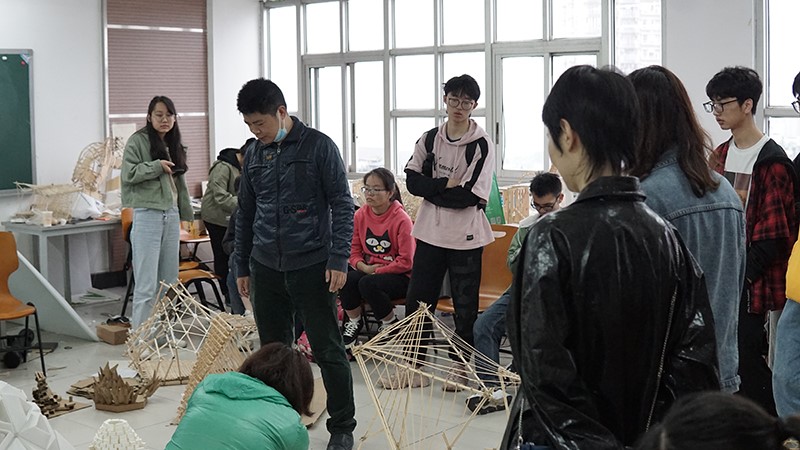 重庆大学第八届“建造季”中期评审顺利举行