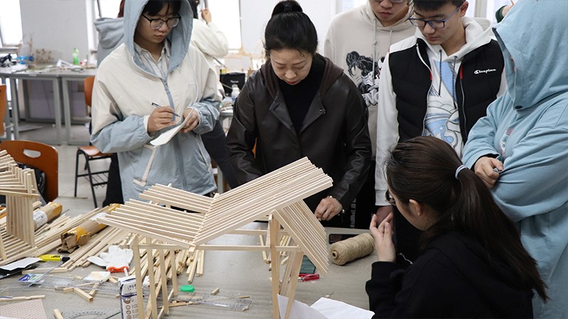 重庆大学第八届“建造季”中期评审顺利举行