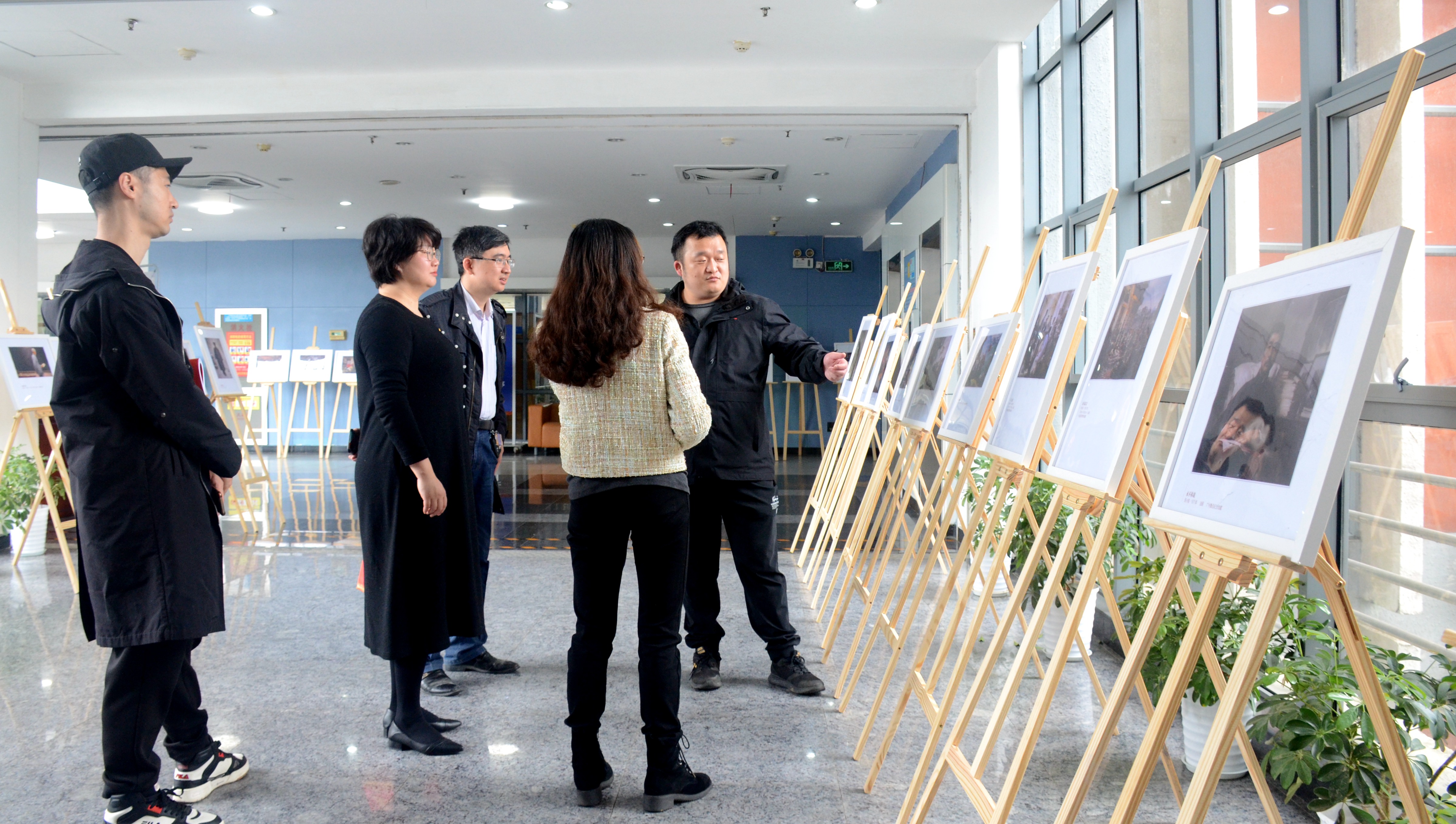【党史学习教育】“百年党史文献之光”党史文献展美术篇开展