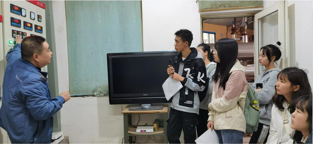 后管处组织学生代表走进锅炉房“零距离”接触制热水现场
