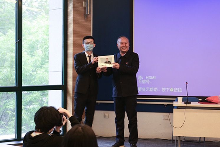 陶克少将做客时政大讲堂