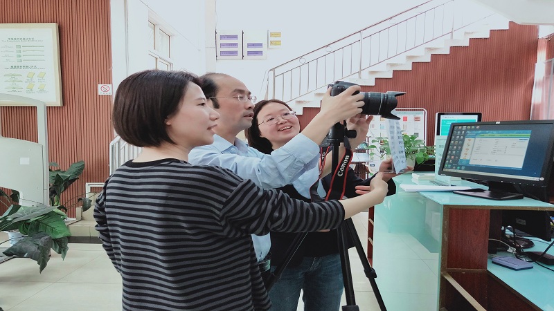 图书馆开展“馆员分享一本书”主题读书活动