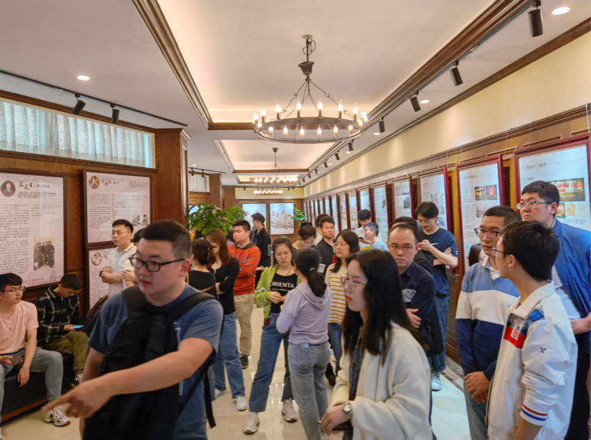 多个单位到访图书馆逸夫楼展厅参观“新中国建设中的重大人系列展览”