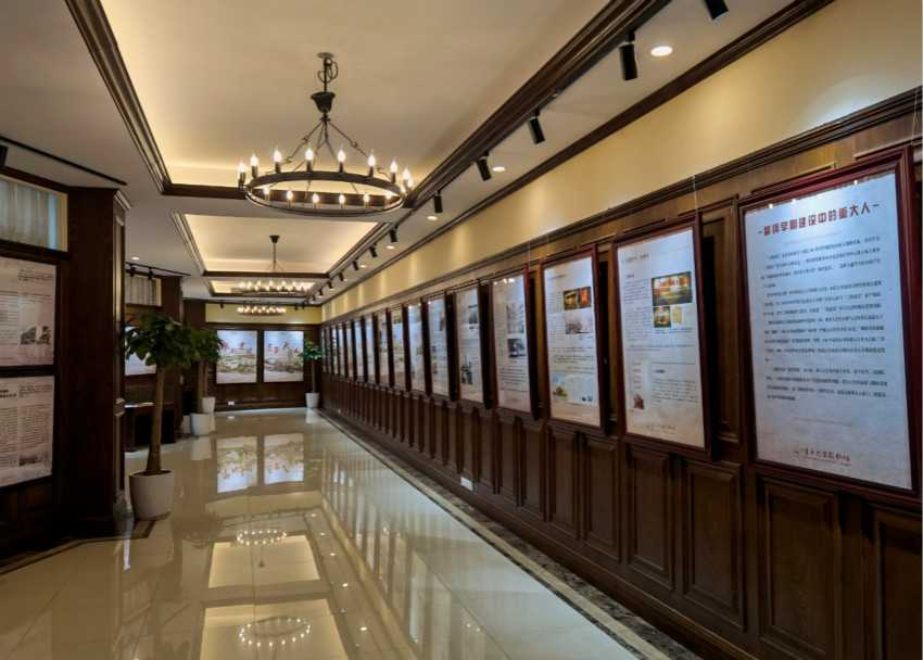 多个单位到访图书馆逸夫楼展厅参观“新中国建设中的重大人系列展览”
