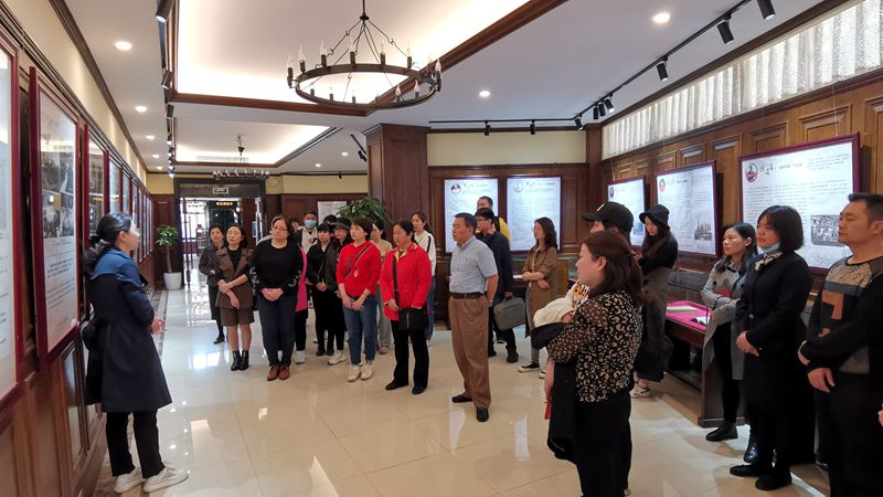 机关党委、附属肿瘤医院党委、产业党委联合党校参观学校图书馆
