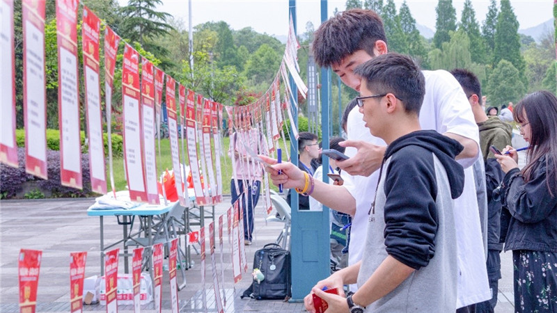 重庆大学虎溪校区举办“同贺建党百年日，纸鸢齐飞满天春”风筝节活动