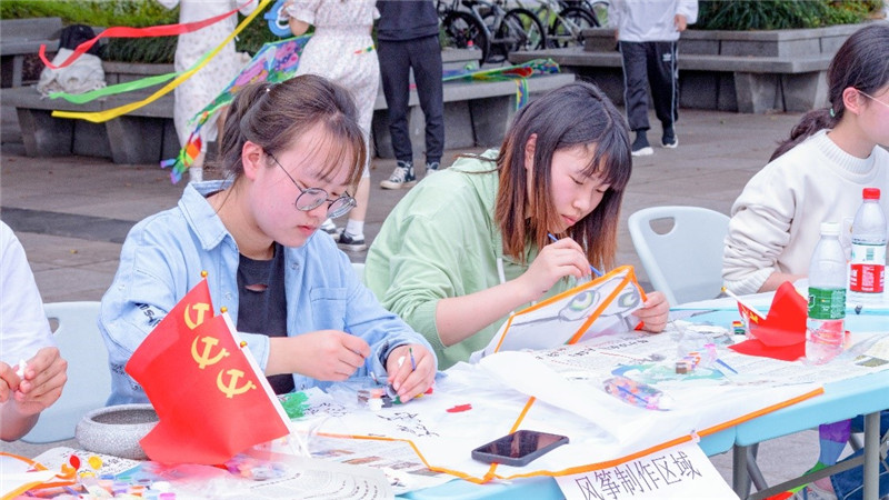 重庆大学虎溪校区举办“同贺建党百年日，纸鸢齐飞满天春”风筝节活动