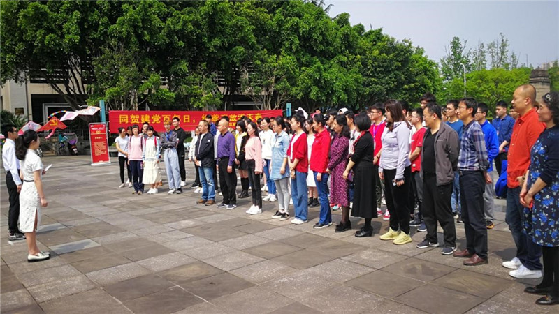 重庆大学虎溪校区举办“同贺建党百年日，纸鸢齐飞满天春”风筝节活动