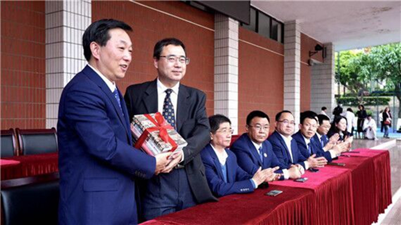 重庆大学图书馆向重庆一中赠送图书助力学子全面发展
