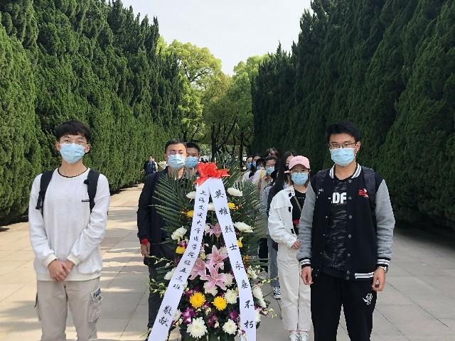 缅怀革命先烈、传承红色精神，2020级临五三班班导师活动开展