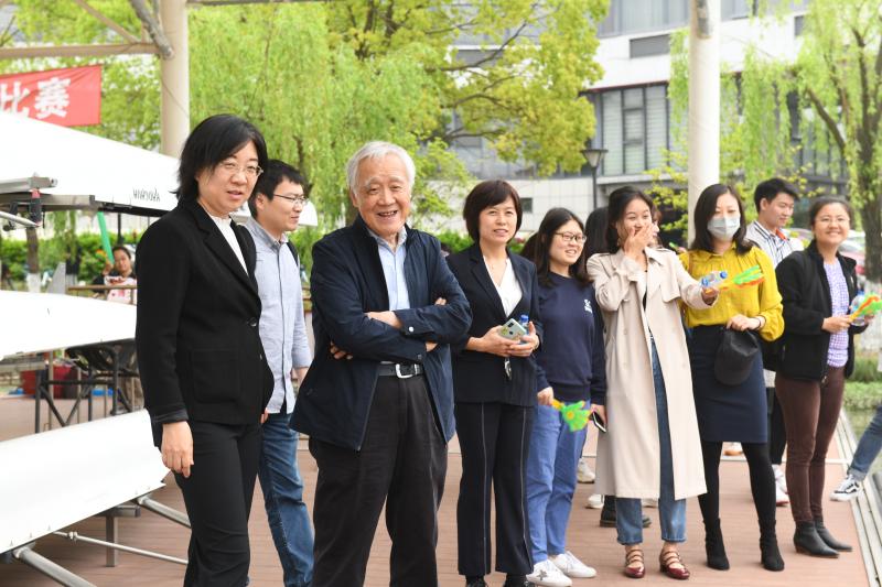 海洋学院举行“红船争锋”师生龙舟赛