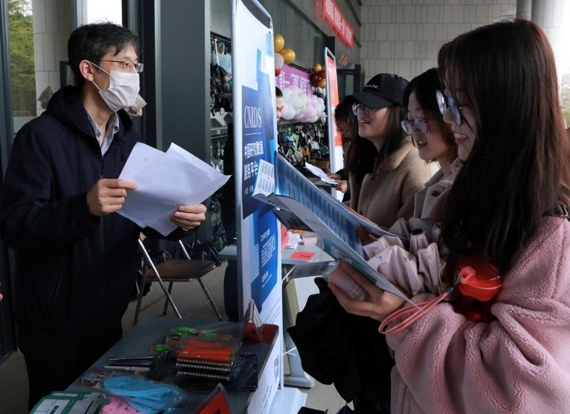 图书馆“丁香路”现场阅读推广活动成功举办