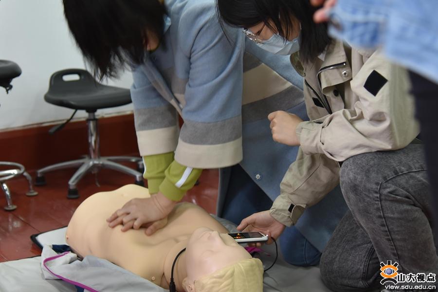［培训讲座］齐鲁医学院开展辅导员心肺复苏急救培训活动