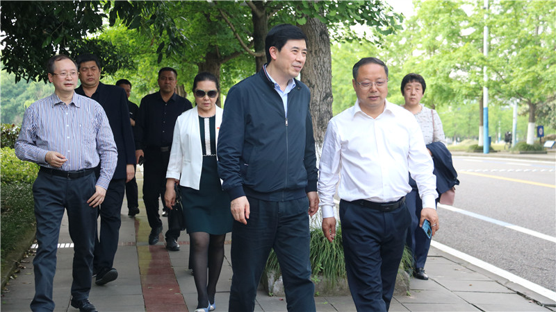 伊犁师范大学副校长周光明一行到重庆大学虎溪校区调研
