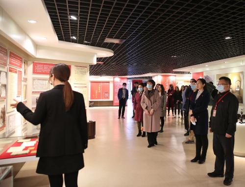 机关党委开展“重温学校红医史，立足岗位续华章”主题参观活动