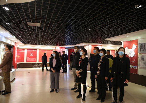 机关党委开展“重温学校红医史，立足岗位续华章”主题参观活动