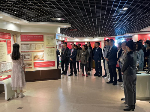 机关党委开展“重温学校红医史，立足岗位续华章”主题参观活动