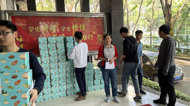 学校开展五一节慰问活动