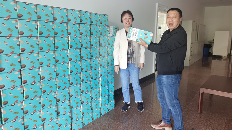 学校开展五一节慰问活动