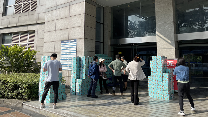 学校开展五一节慰问活动