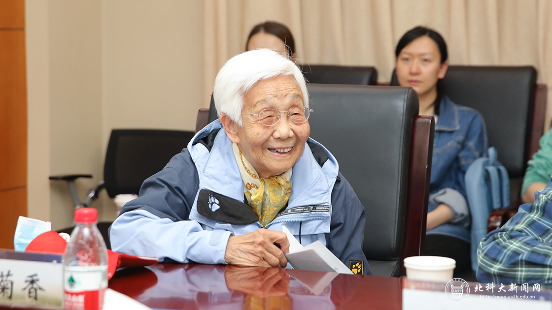 范玉妹老师首先谈到入党对自己来说是很庄严的一件大事,由衷表达了对