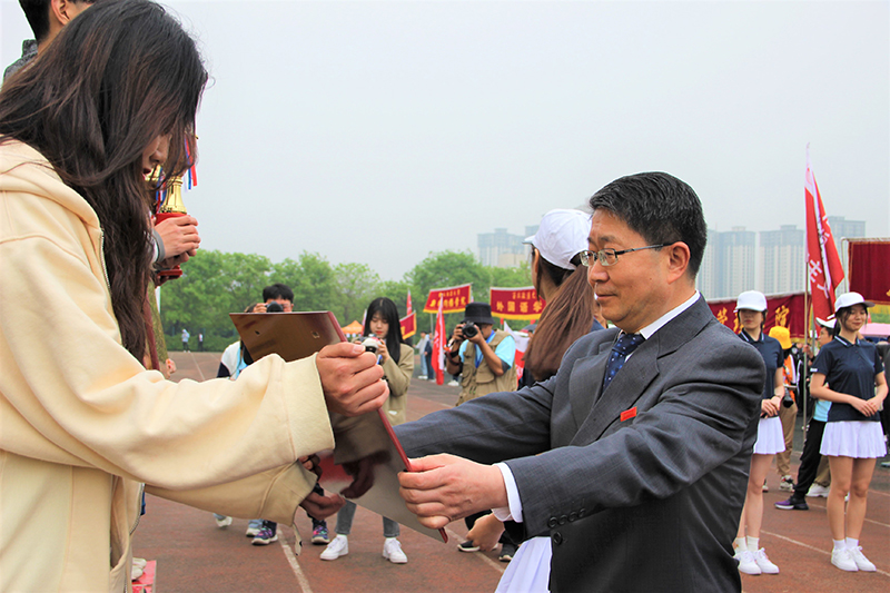 我校首届体育文化节暨第四十二届田径运动会闭幕