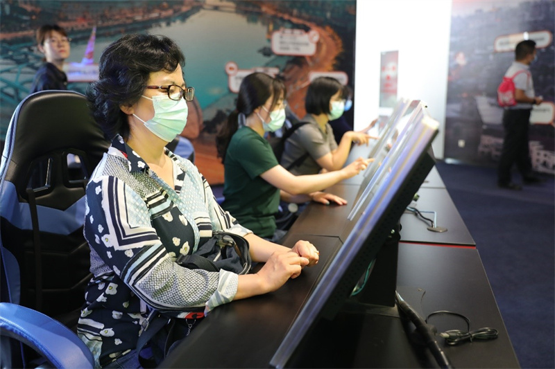 经管学部综合服务中心第二党支部走进天津生态城安全体验馆