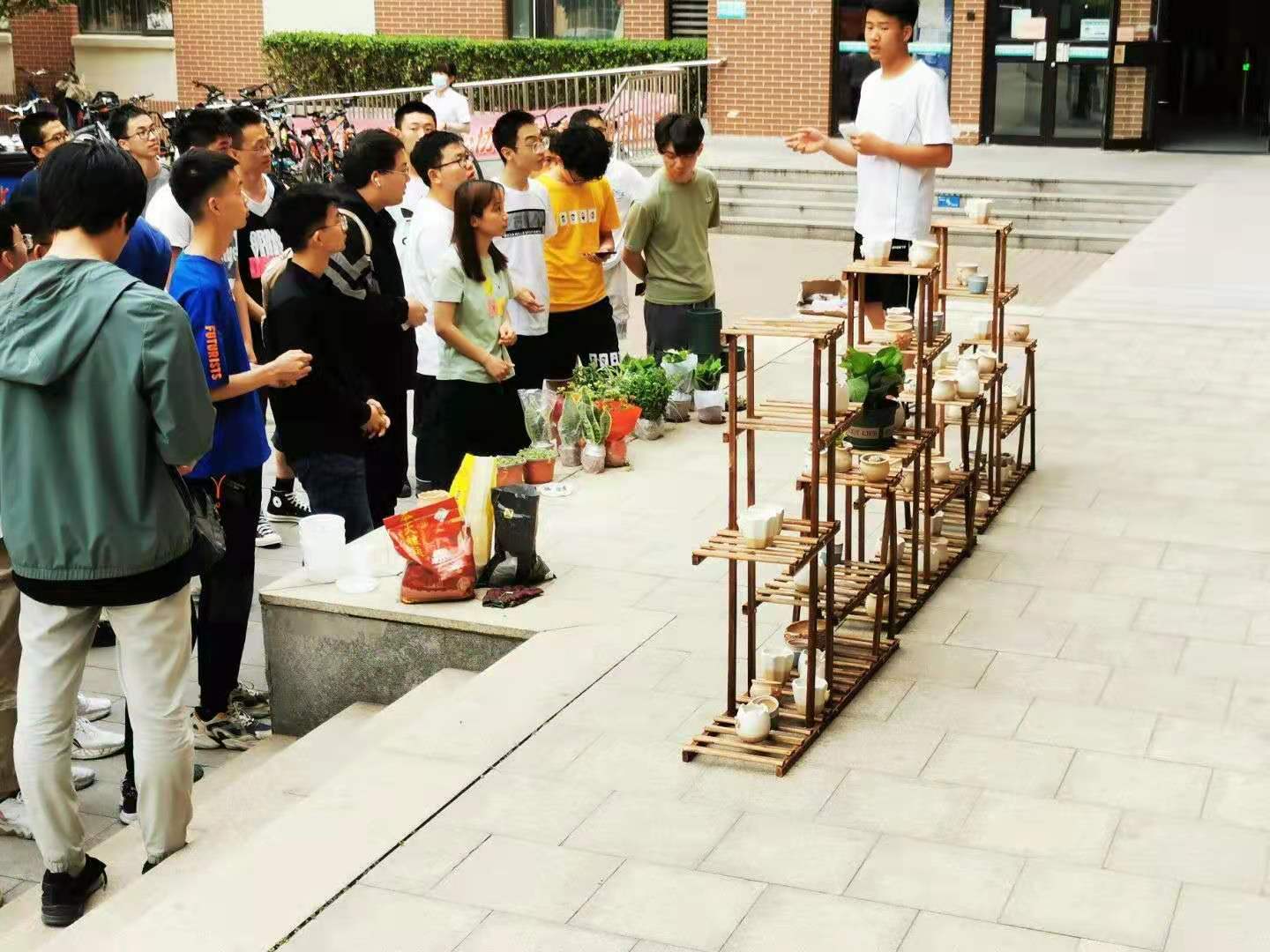 【后勤育人】后保部、材料学院联合开展“园丁创造营”劳动实践活动