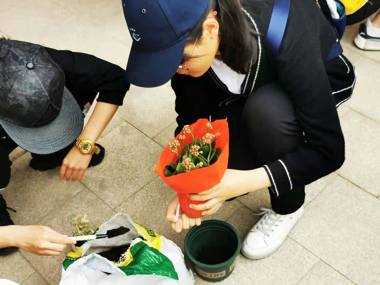 【后勤育人】后保部、材料学院联合开展“园丁创造营”劳动实践活动