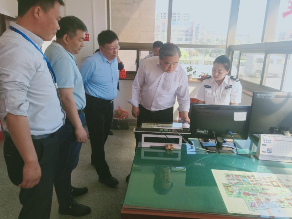 姚庆国对学校安全重点区域进行安全检查