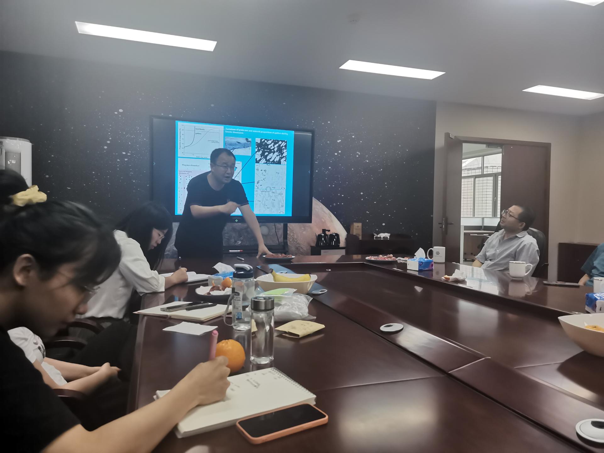 中科院先导B项目“月壳化学组成的不均一性形成机制”子课题讨论会在我校地科院举行