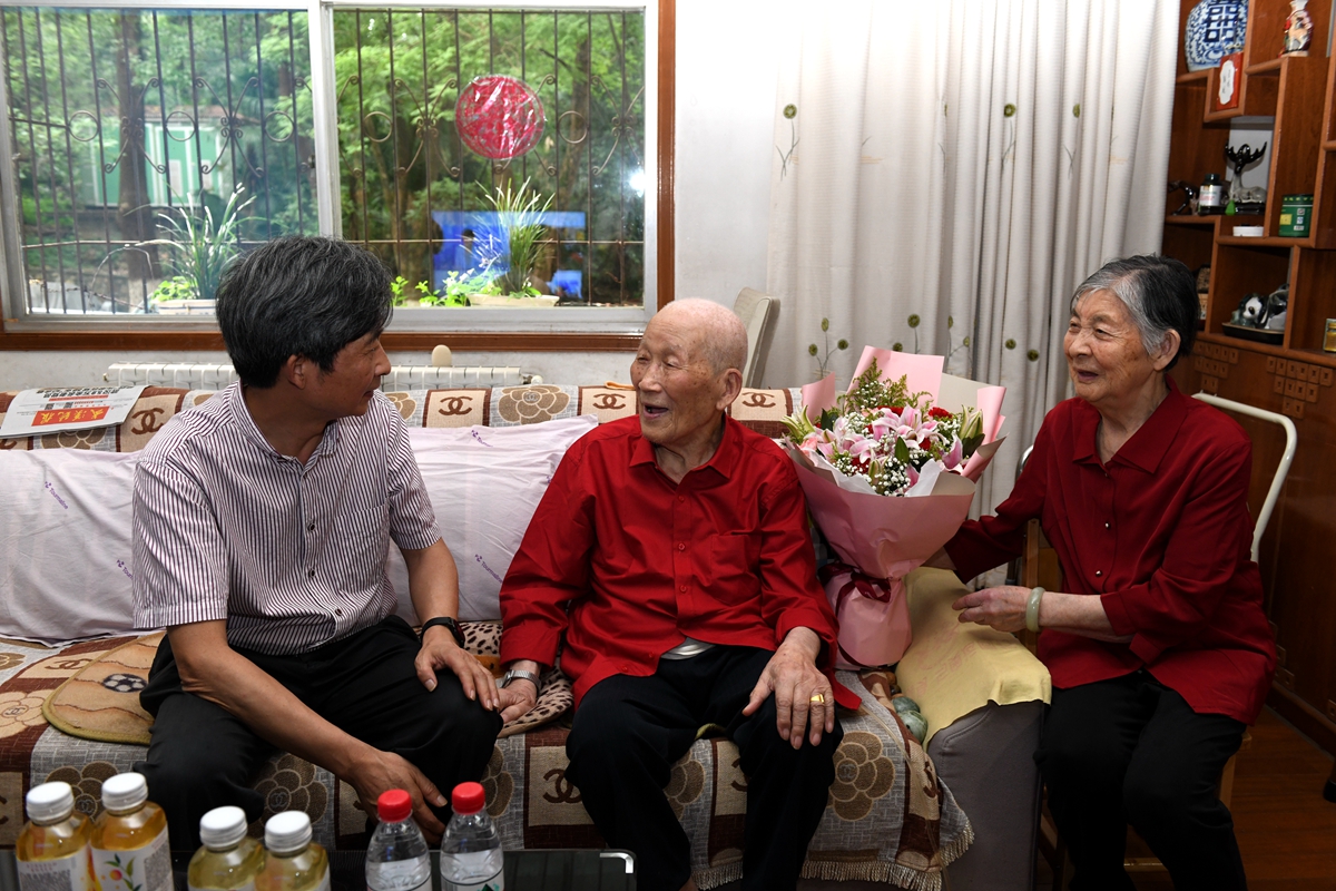 高翅、李召虎看望慰问老党员并颁发“光荣在党50年”纪念章