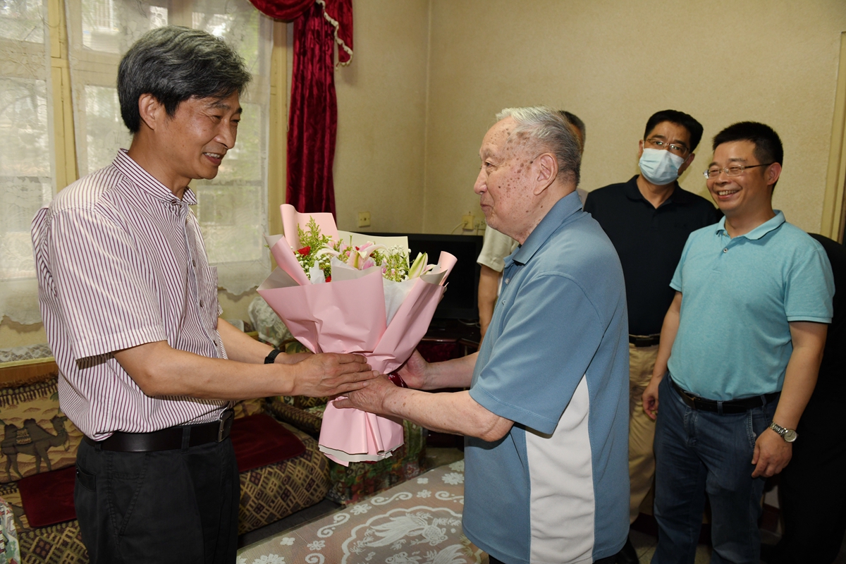 高翅、李召虎看望慰问老党员并颁发“光荣在党50年”纪念章