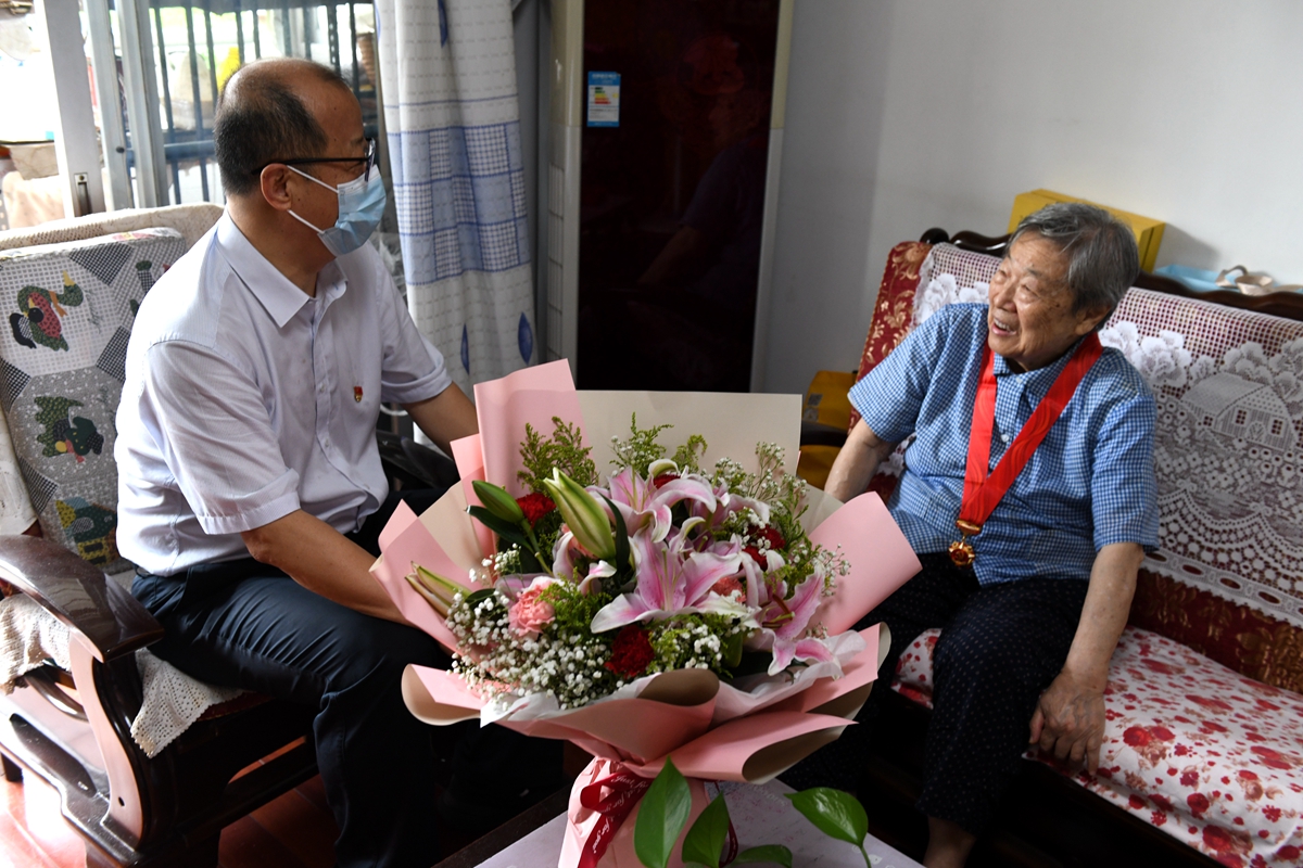 高翅、李召虎看望慰问老党员并颁发“光荣在党50年”纪念章