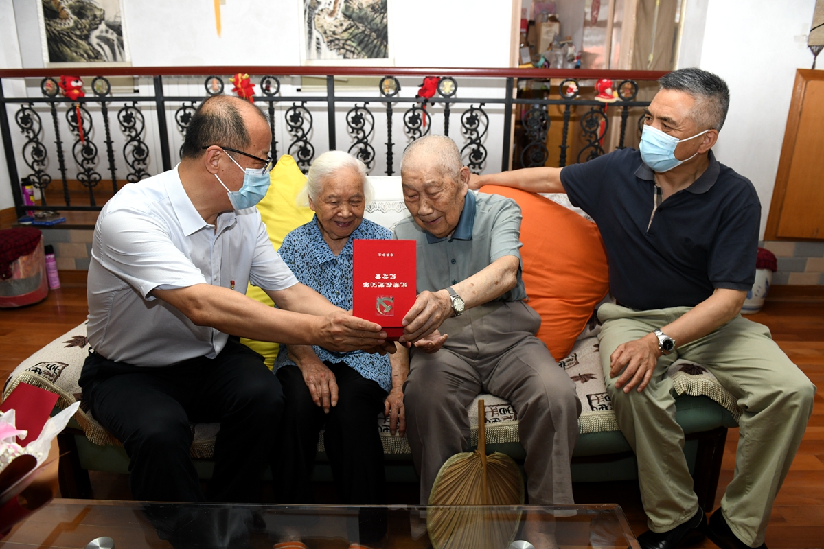 高翅、李召虎看望慰问老党员并颁发“光荣在党50年”纪念章