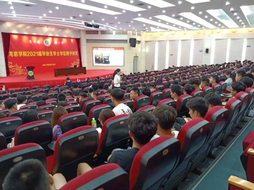 马克思主义学院行业聘任教师黄虹进校上思政课