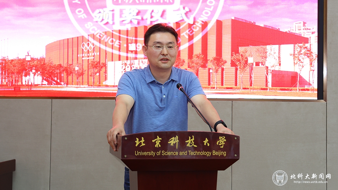 学校举行“87级校友基金”颁奖仪式